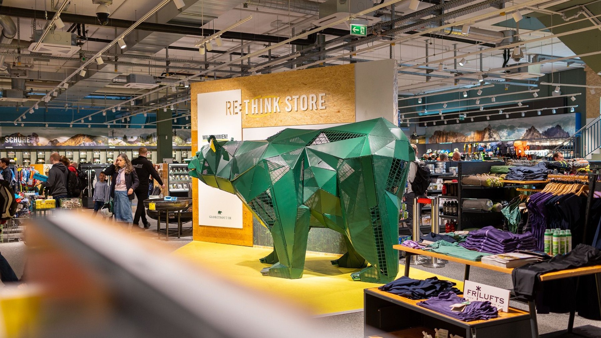 Im RE:THINK Store wurde Inventar kreativ weiterverwendet – etwa als grüne Bären-Skulptur aus Abfall